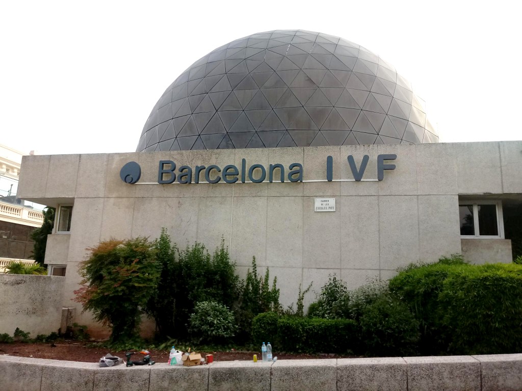 Vista frontal del edificio IVF Barcelona con rótulo corporativo de gran formato