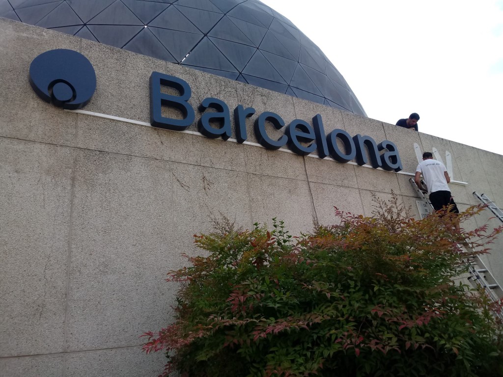 Rótulo corporativo IVF Barcelona con letras corpóreas instalado en fachada exterior