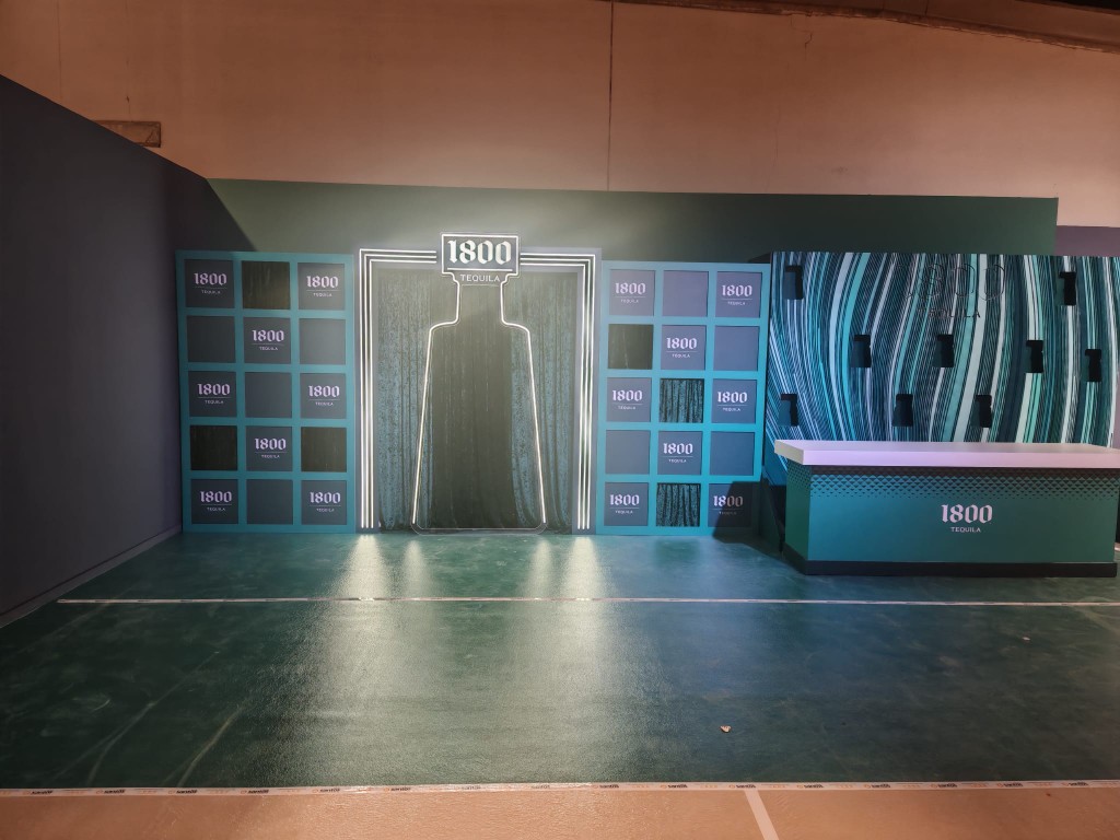 Escenografía frontal de Jose Cuervo 1800 con paneles de branding en evento