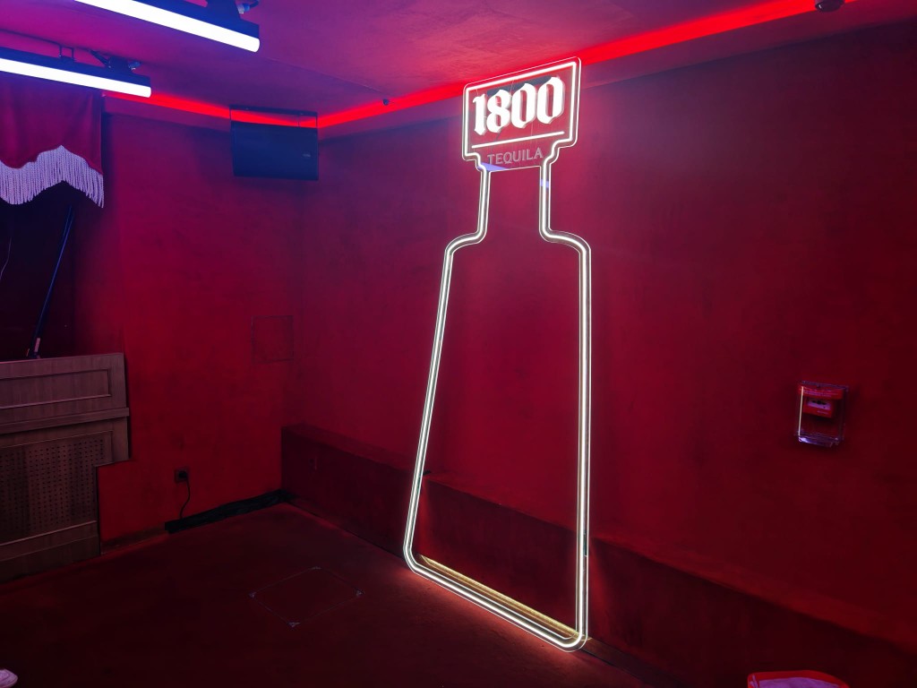 Instalación lumínica de botella Jose Cuervo 1800 en zona VIP de evento