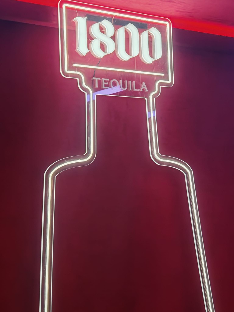 Detalle de logotipo 1800 Tequila con iluminación LED en estructura escénica
