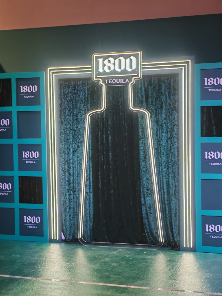 Entrada escenográfica evento Jose Cuervo 1800 con silueta de botella retroiluminada