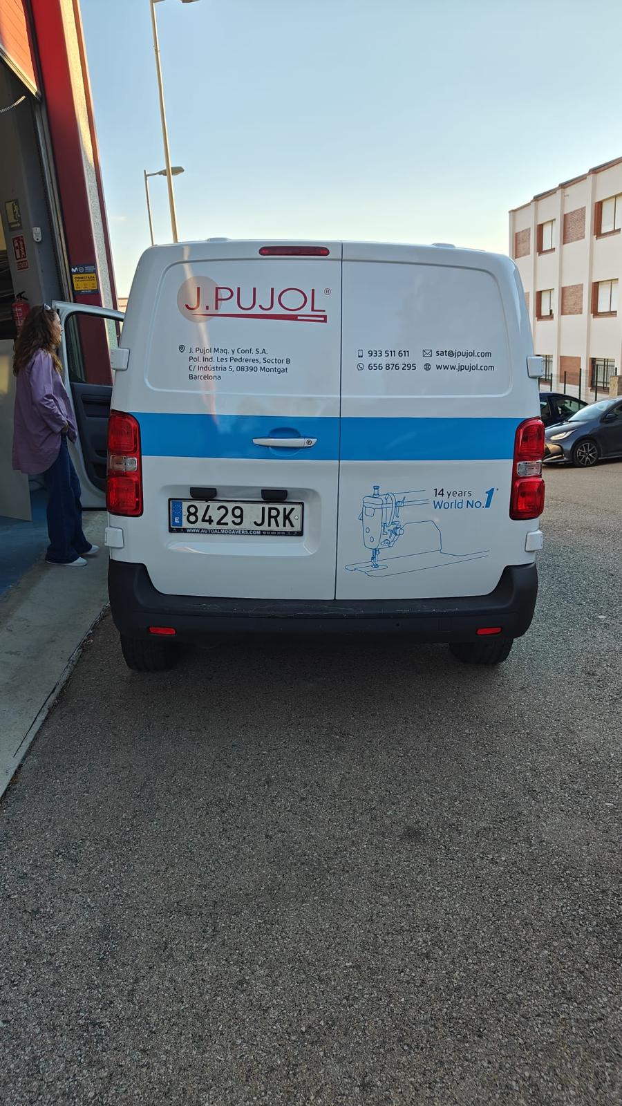 Parte trasera furgoneta J.Pujol con datos de contacto y branding JACK