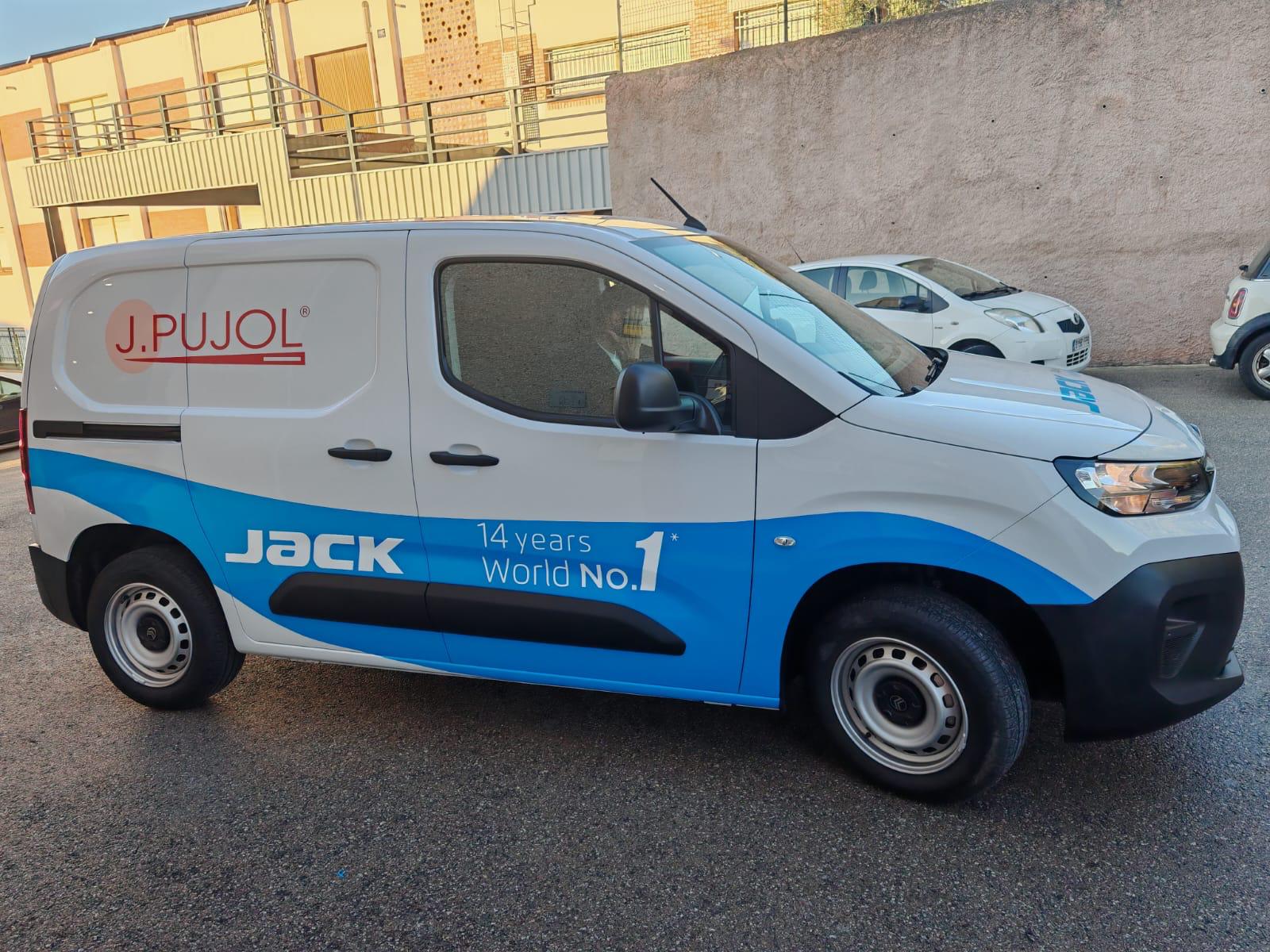 Vista lateral de furgoneta compacta J.Pujol con rotulación JACK 14 years World No.1