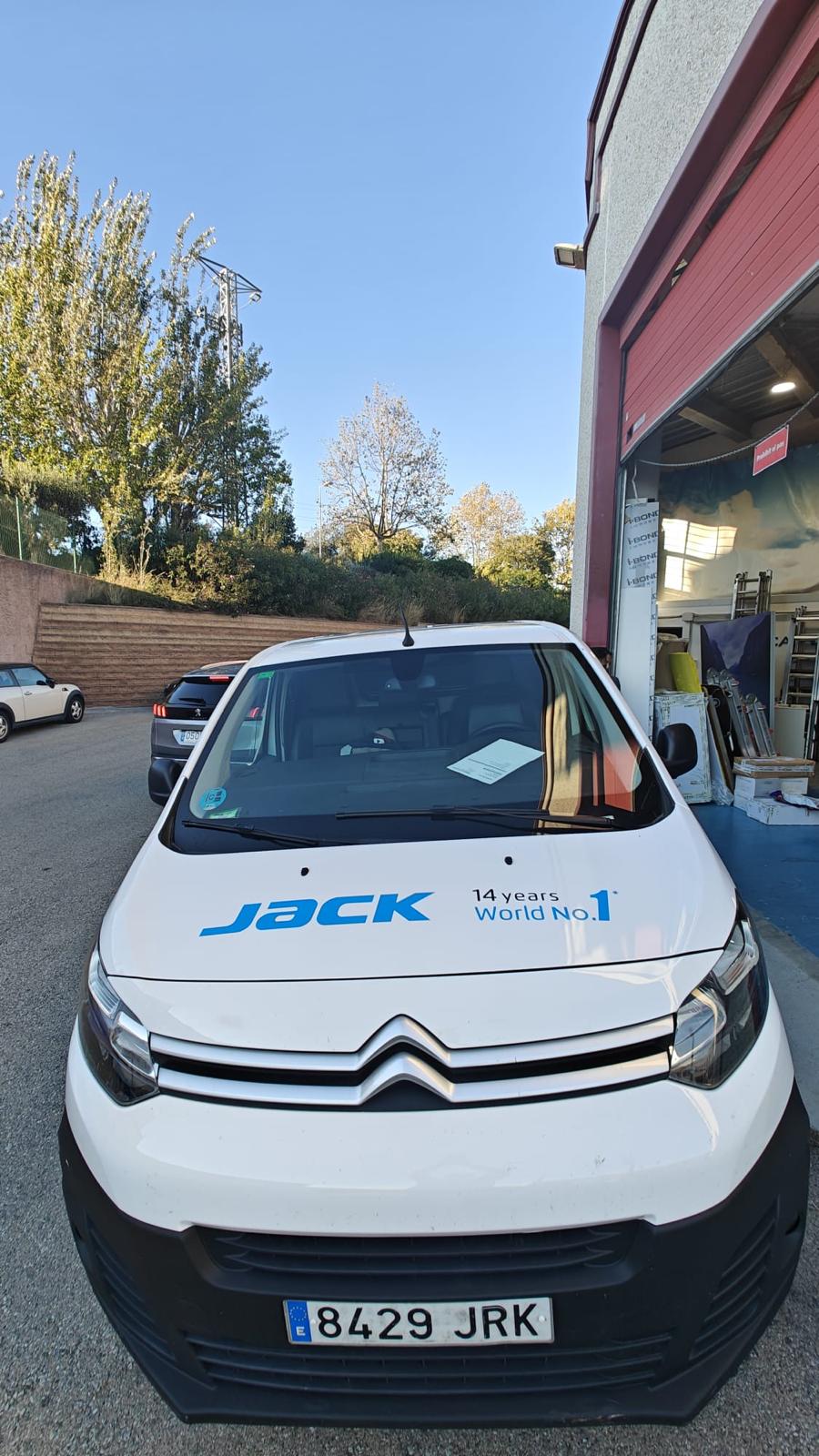 Vista frontal furgoneta compacta J.Pujol con vinilado corporativo azul y blanco