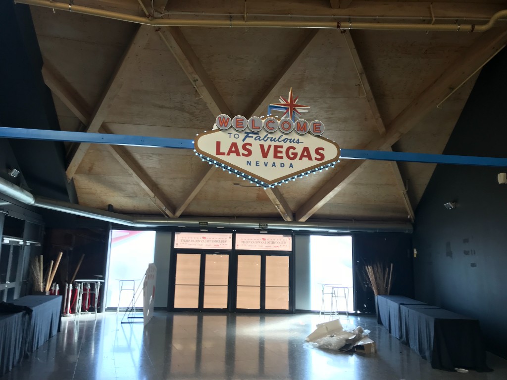 Rótulo suspendido Welcome to Fabulous Las Vegas en evento interior corporativo
