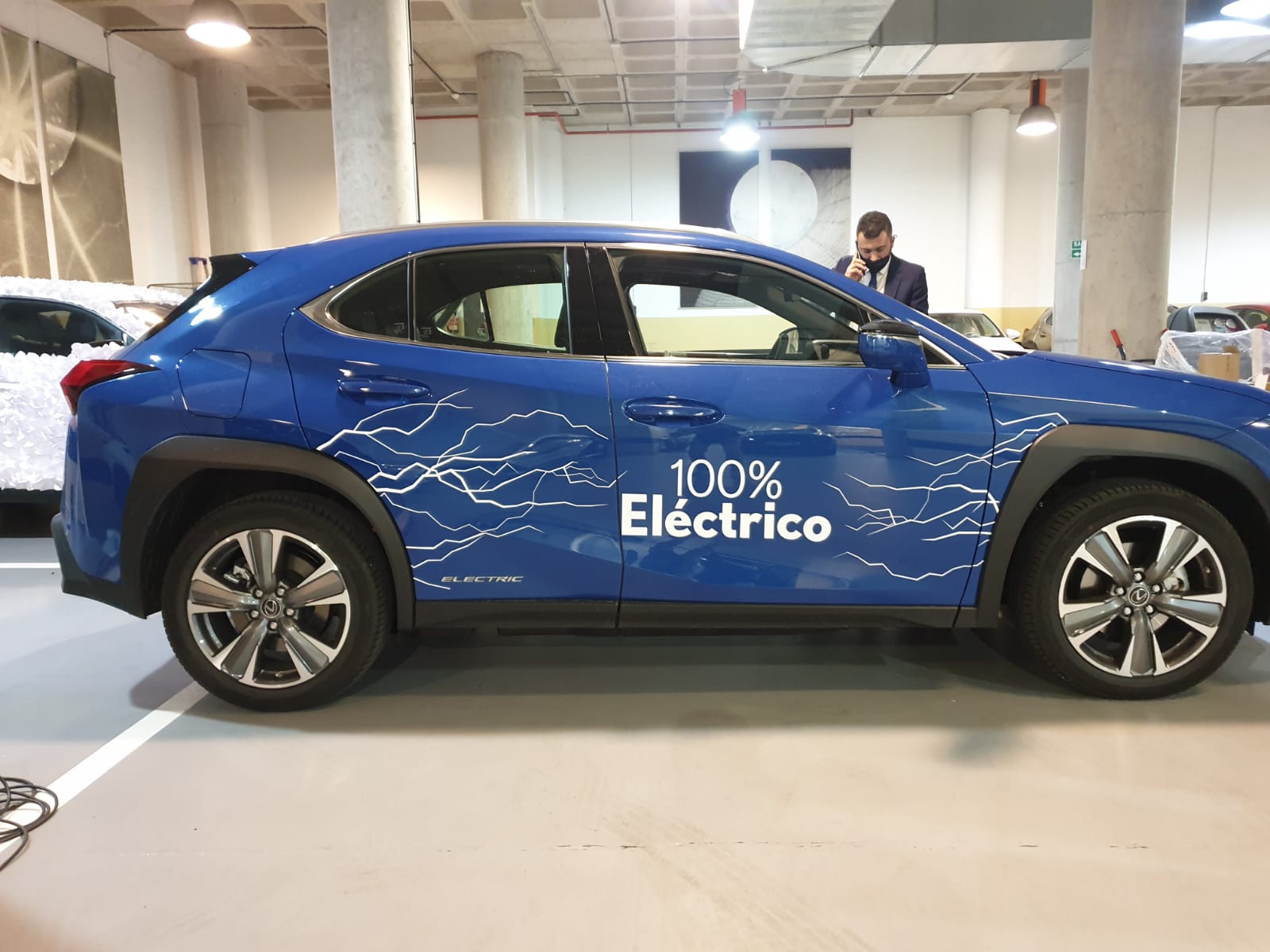 Rotulación promocional Lexus eléctrico por Unical Graphic