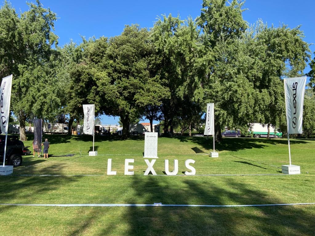 Letras corpóreas Lexus y banderas corporativas instaladas en zona de evento exterior