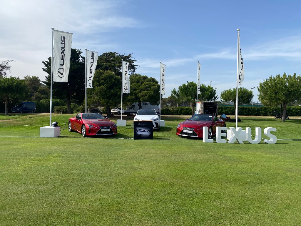Instalación de imagen corporativa Lexus con letras corpóreas y banderas en evento exterior
