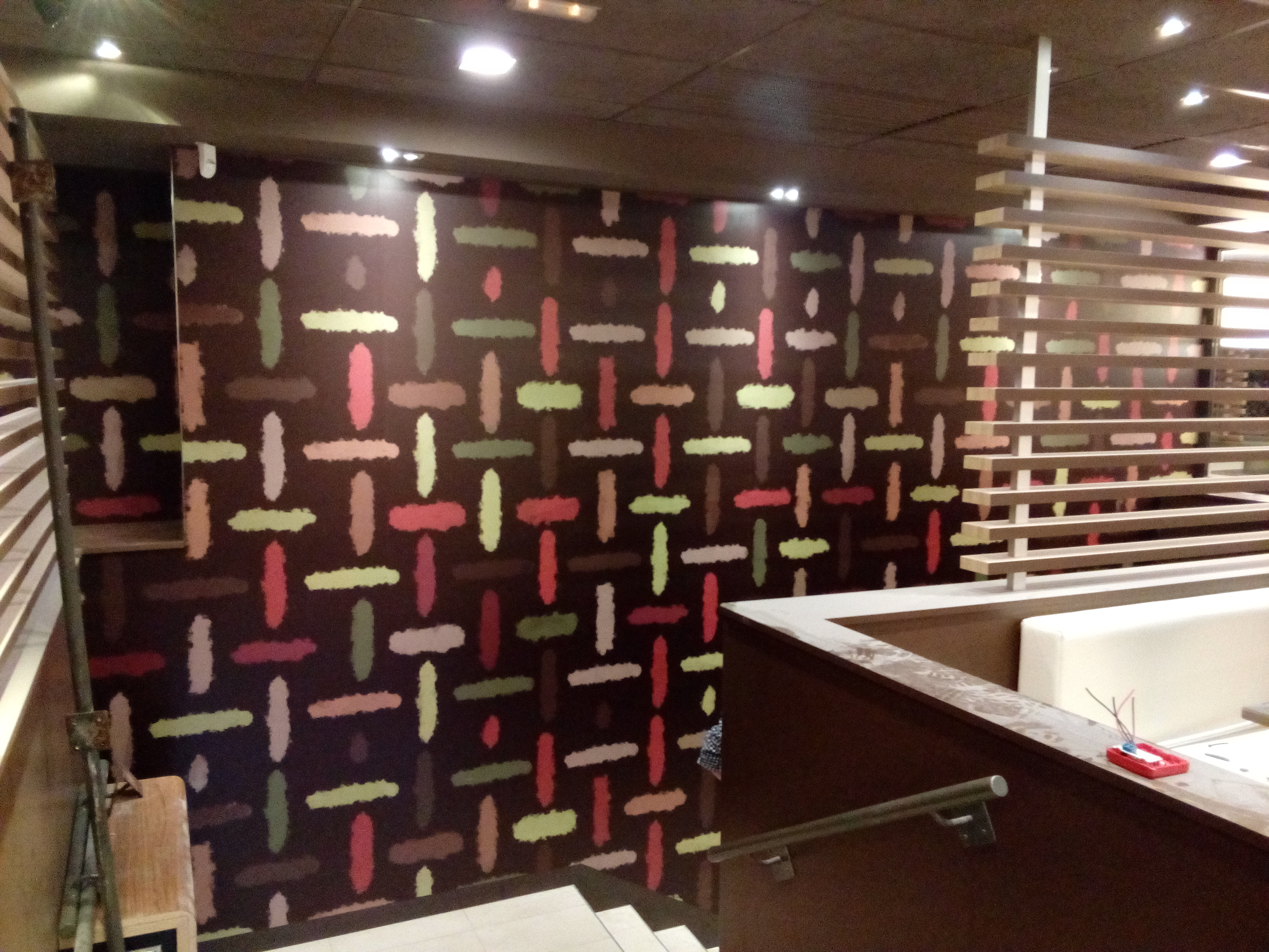 Pared con patrón oscuro de óvalos coloridos en decoración interior McDonald's