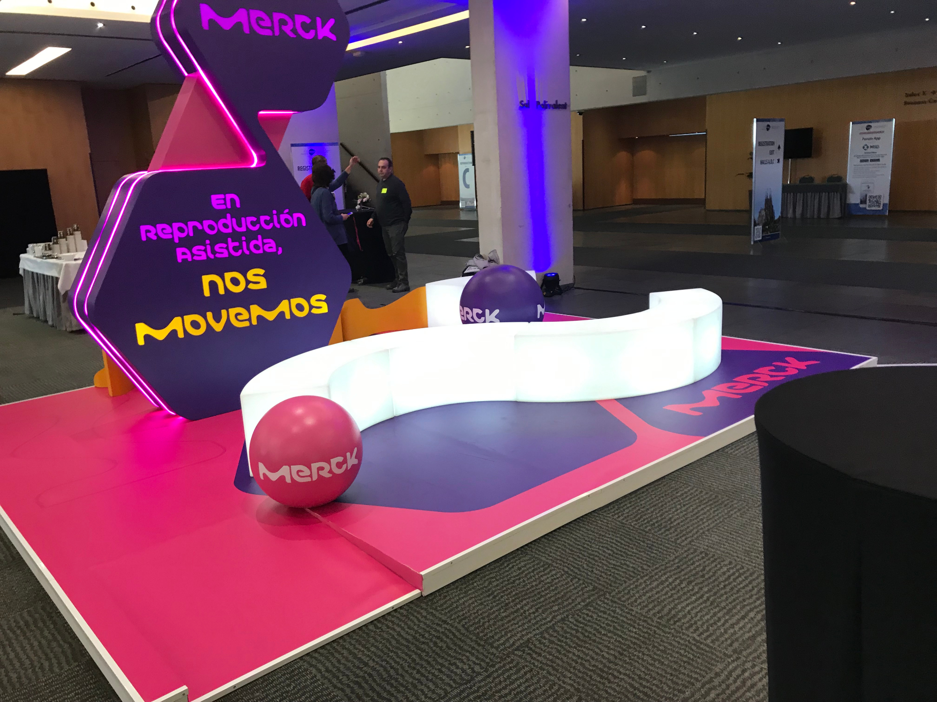Detalle estructura Merck con mobiliario LED y gráfica de suelo