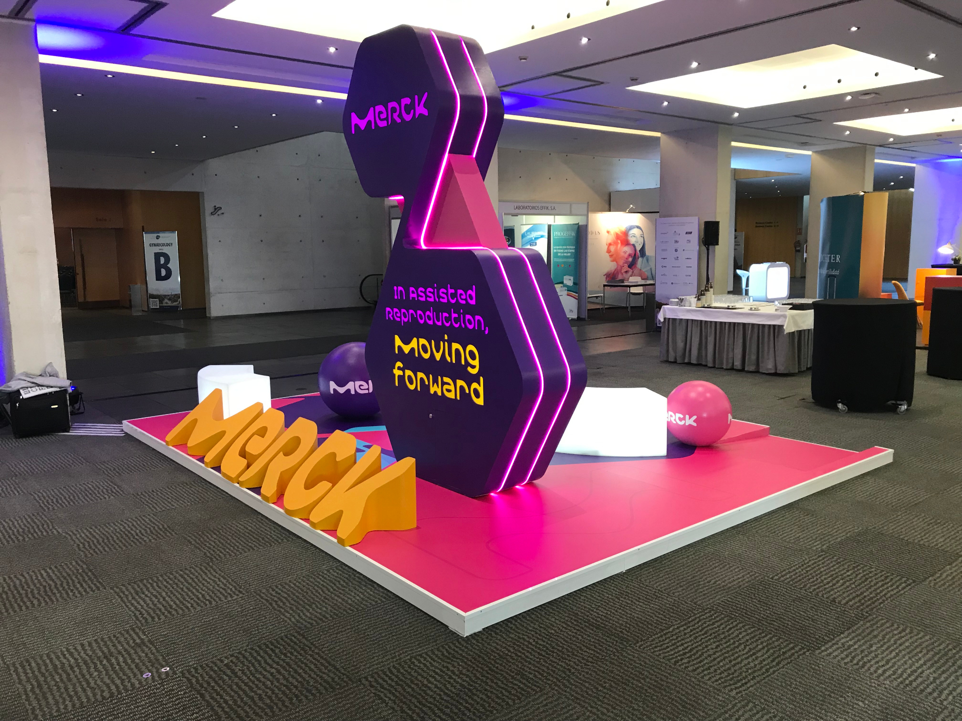 Estructura escénica Merck con iluminación LED neón producida por Unical Graphic para congreso farmacéutico
