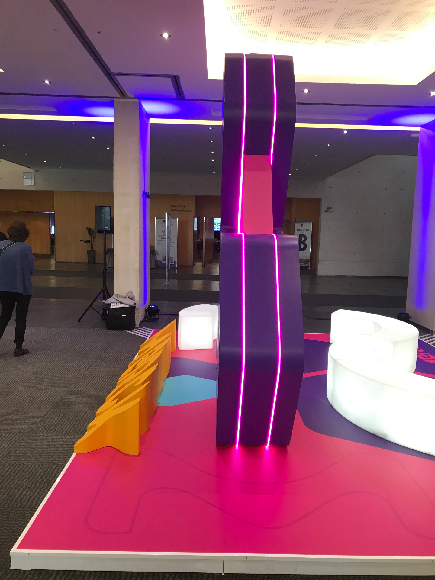 Estructura Merck vista trasera con LED perimetral y letras corpóreas