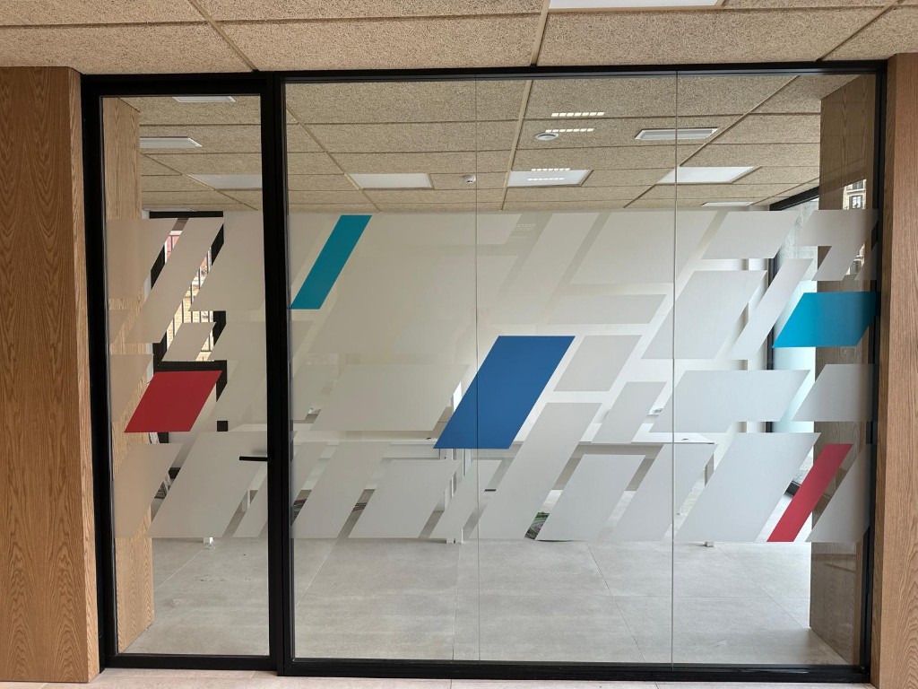 Frontal de despacho con vinilo ácido decorativo en oficinas Ambulàncies Tomàs