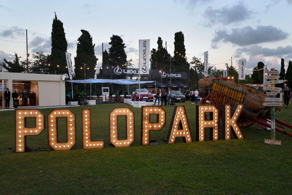 Letras luminosas Polo Park en evento exterior con activación de marca