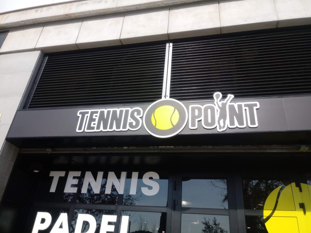 Rótulo Tennis Point instalado en fachada con gráfica de escaparate deportiva