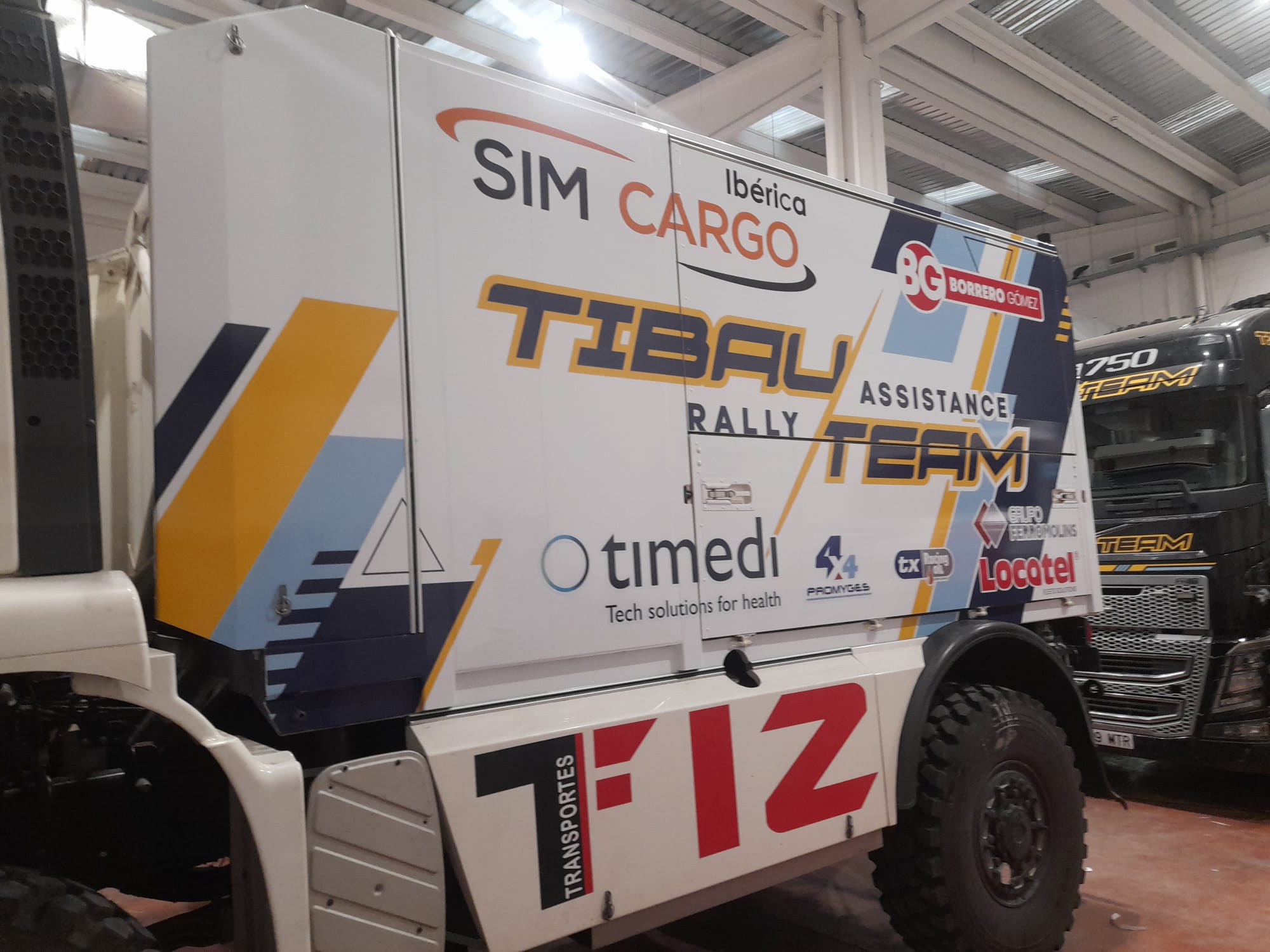 Camión asistencia Tibau Team rotulación SIM Cargo y sponsors