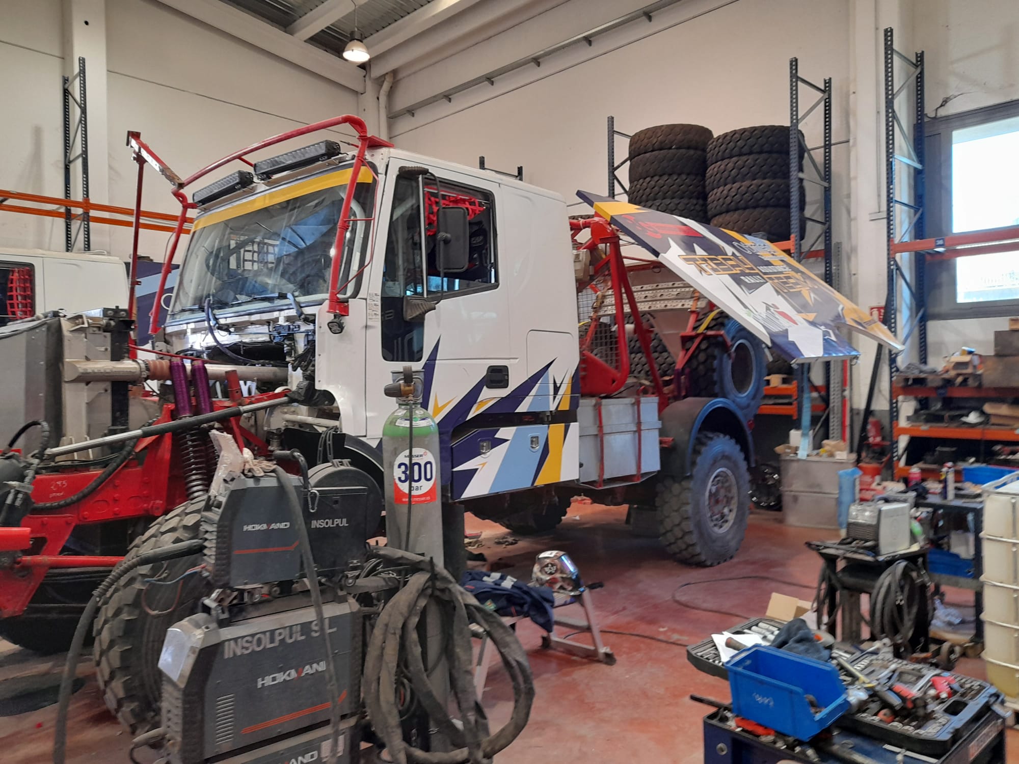 Camión Tibau Rally Team en taller de preparación Dakar 2026