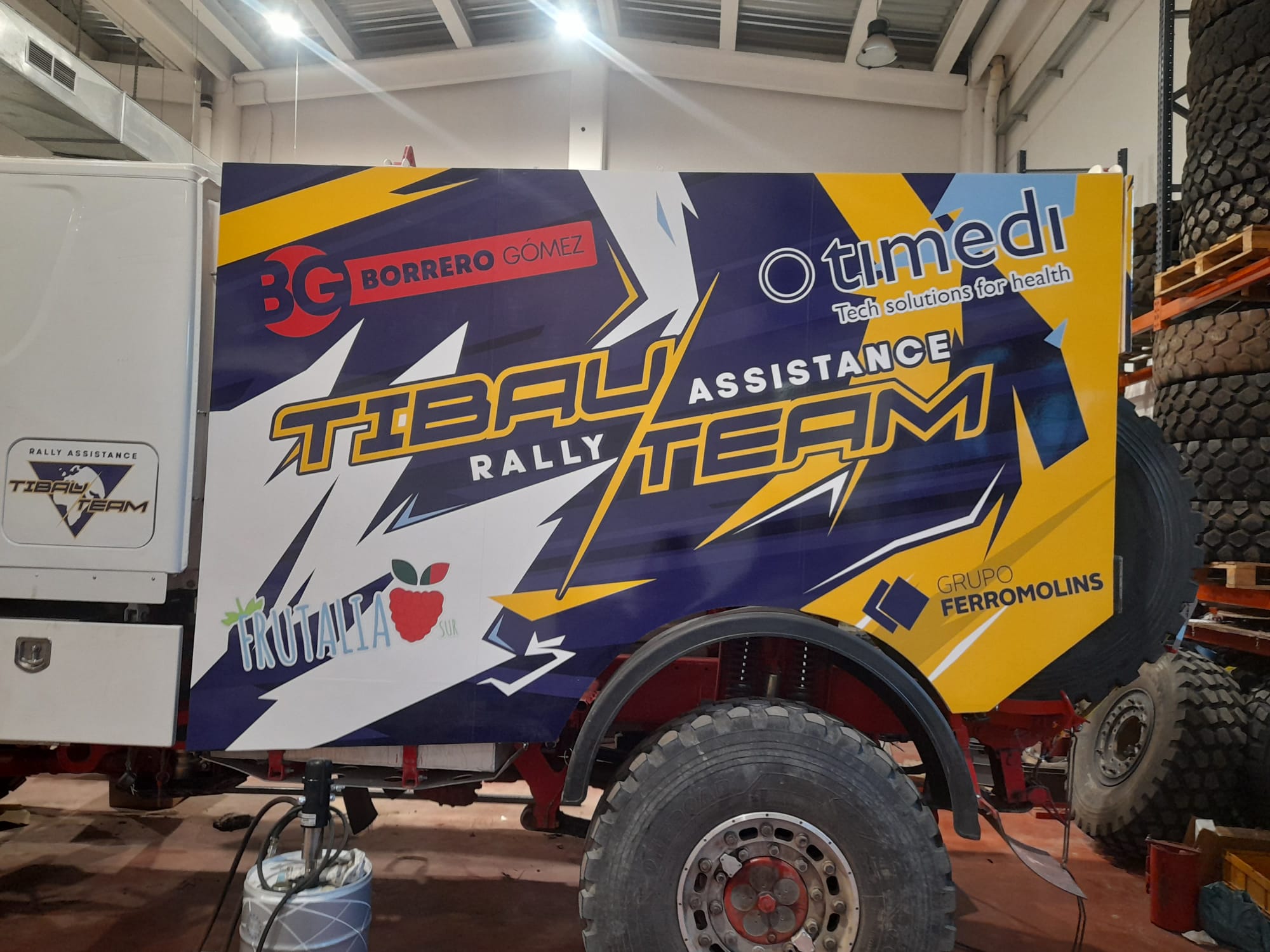 Remolque Tibau Rally Team rotulación lateral con sponsors Dakar 2026
