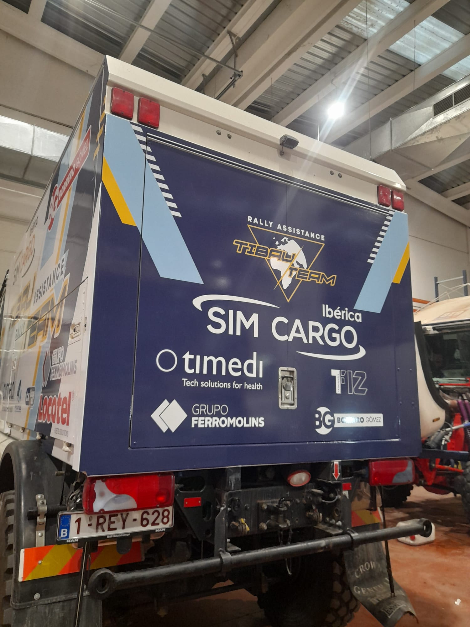 Trasera camión asistencia Tibau Team con sponsors SIM Cargo Timedi