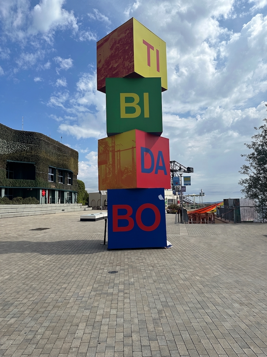 Cubos volumétricos de gran formato con letras TIBIDABO en colores vivos instalados en el exterior del parque de atracciones
