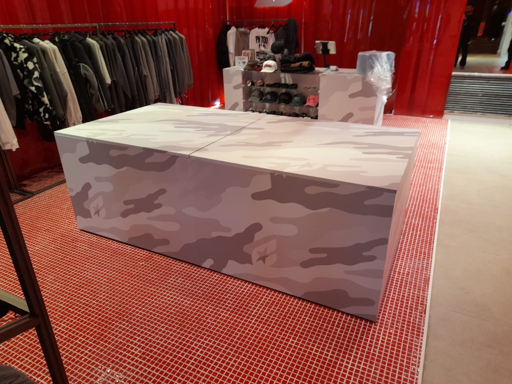 Mesa expositiva vinilada con gráfica camuflaje en tienda Cold Culture