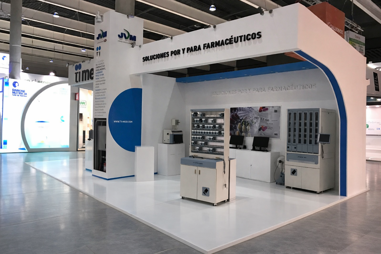 Vista general stand Timedi con arco estructural y claim Soluciones por y para farmacéuticos