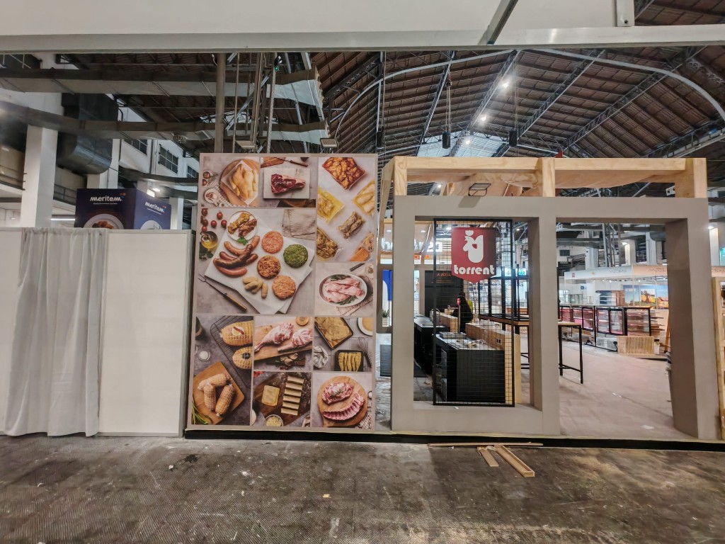 Vista general del stand Torrent con estructura modular y gráfica gastronómica
