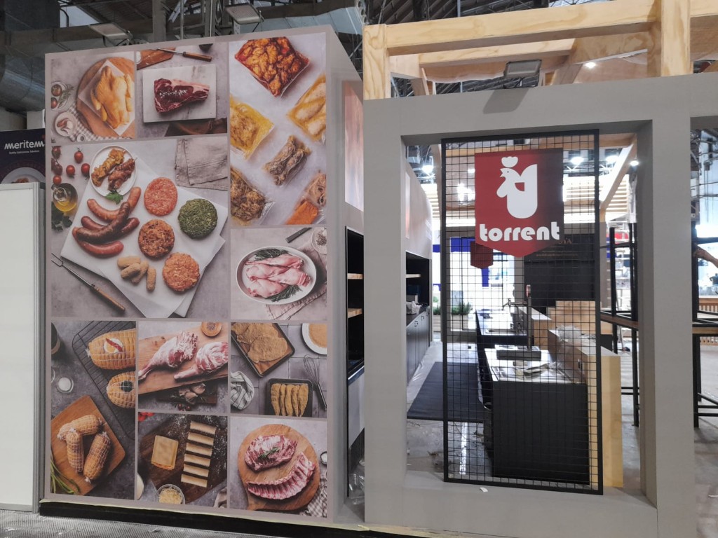 Detalle de fachada de stand Torrent con gráfica de alimentación en gran formato