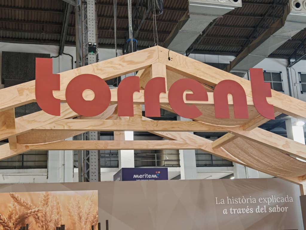 Rótulo corpóreo Torrent en coronación de estructura ferial