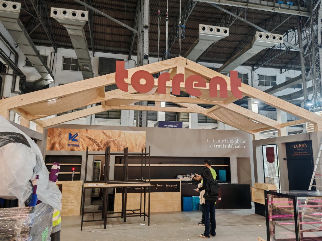 Vista frontal de stand Torrent en fase final de producción en feria