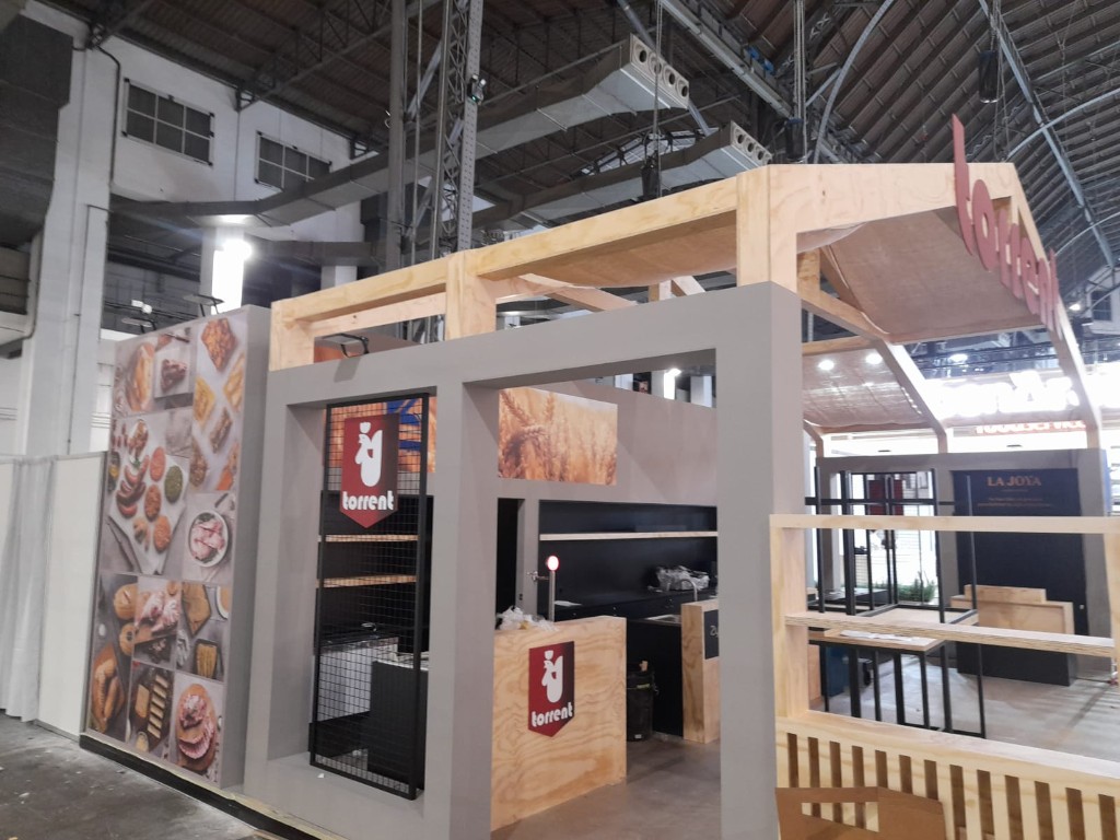 Perspectiva lateral del stand Torrent con áreas de exposición y atención