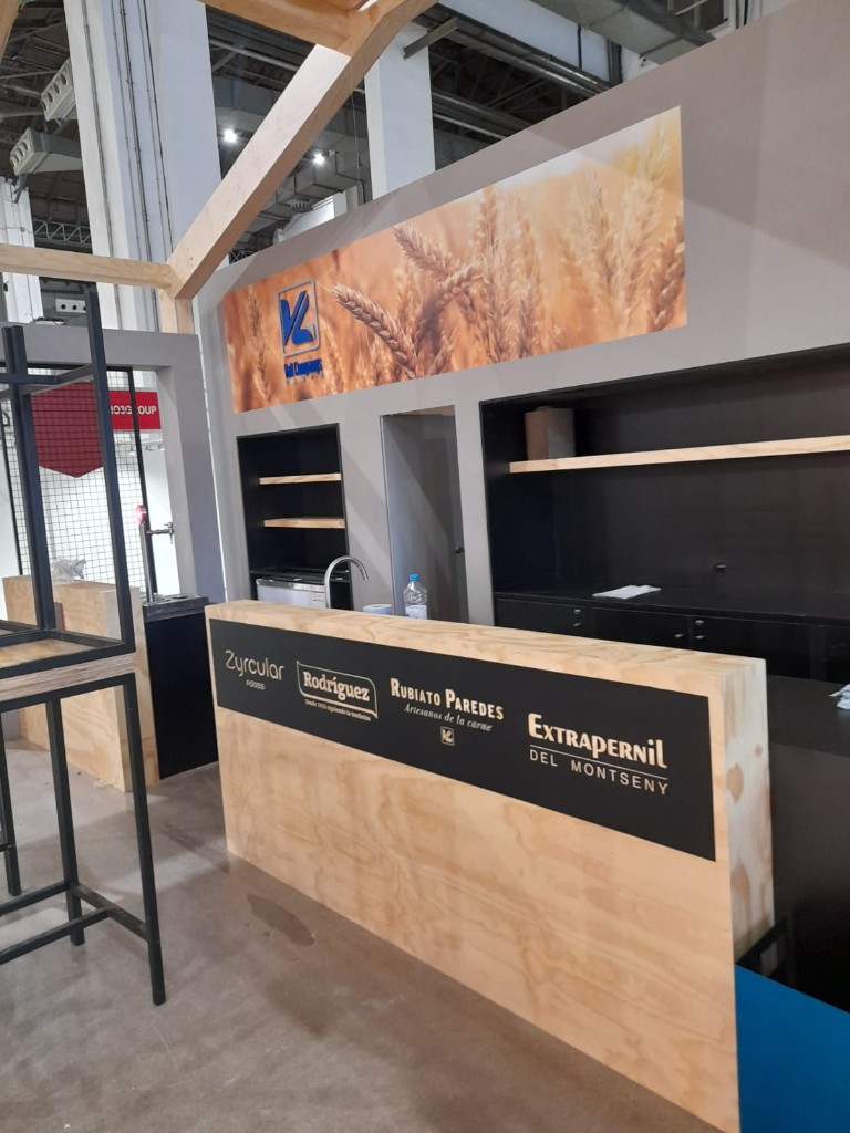 Stand de Torrent en feria con estructura de madera y gráfica corporativa de producto