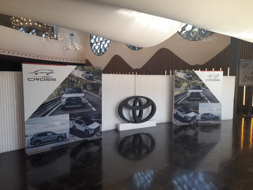 Escenografía interior Toyota Cross con paneles gráficos y logotipo corpóreo en evento