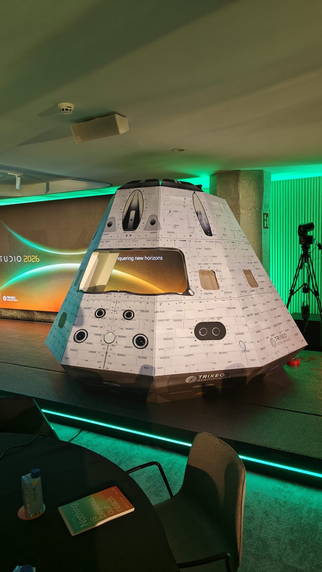 Cápsula espacial Trixeo Aerosphere producida por Unical Graphic para evento corporativo