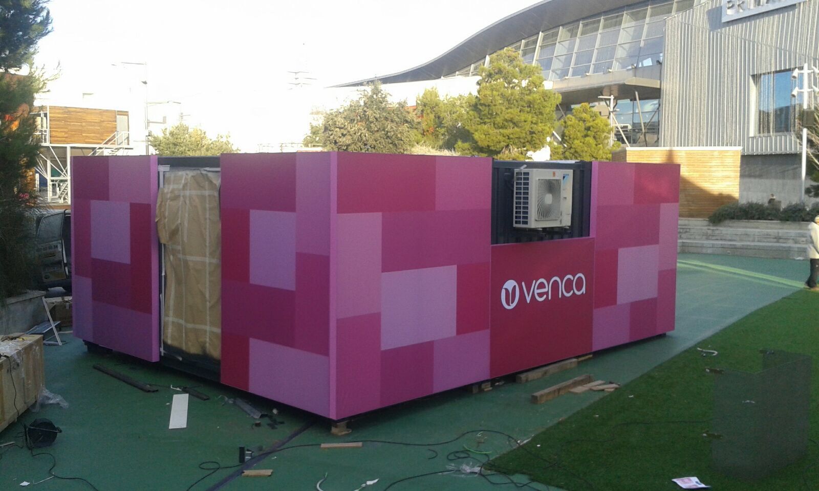 Pop-up store Venca vista exterior de día con vinilo geométrico rosa