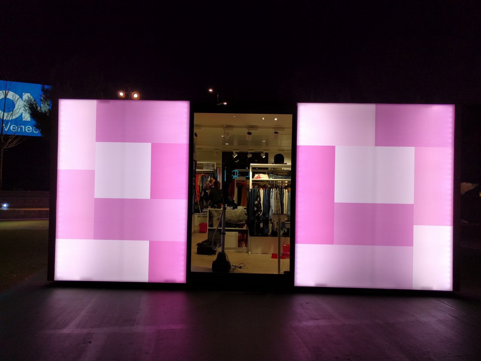 Fachada Venca pop-up store de noche con cajas de luz retroiluminadas