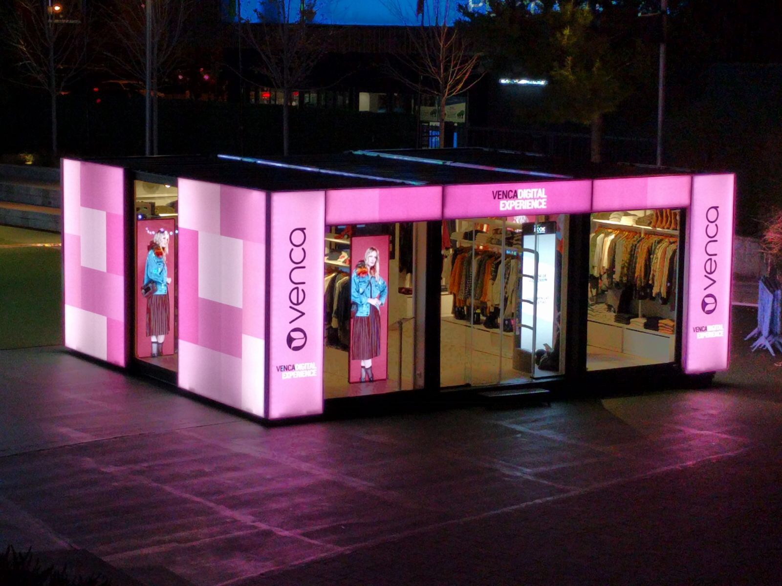 Pop-up store Venca Digital Experience con cajas de luz retroiluminadas producida por Unical Graphic