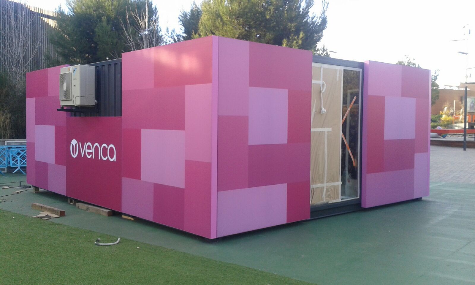 Pop-up store Venca vista lateral con patrón de bloques rosas