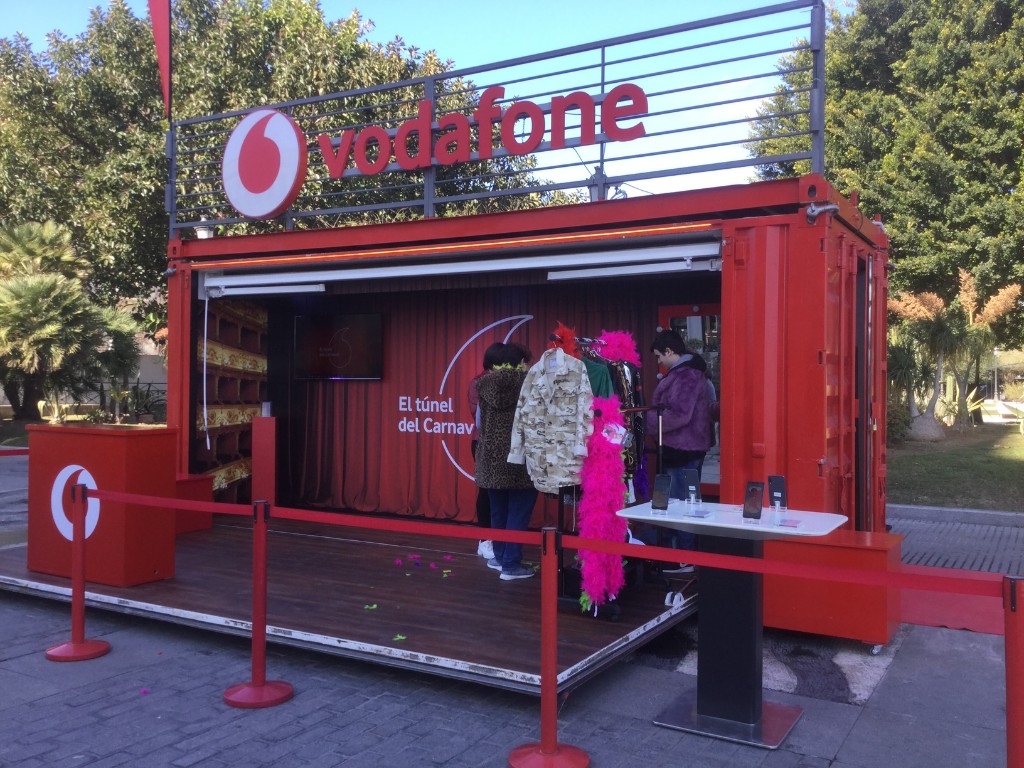 Contenedor Vodafone activado como espacio retail temporal en evento