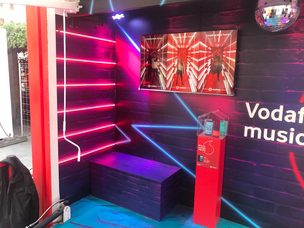 Escenografía Vodafone Music Tunnel con gráfica de campaña e iluminación