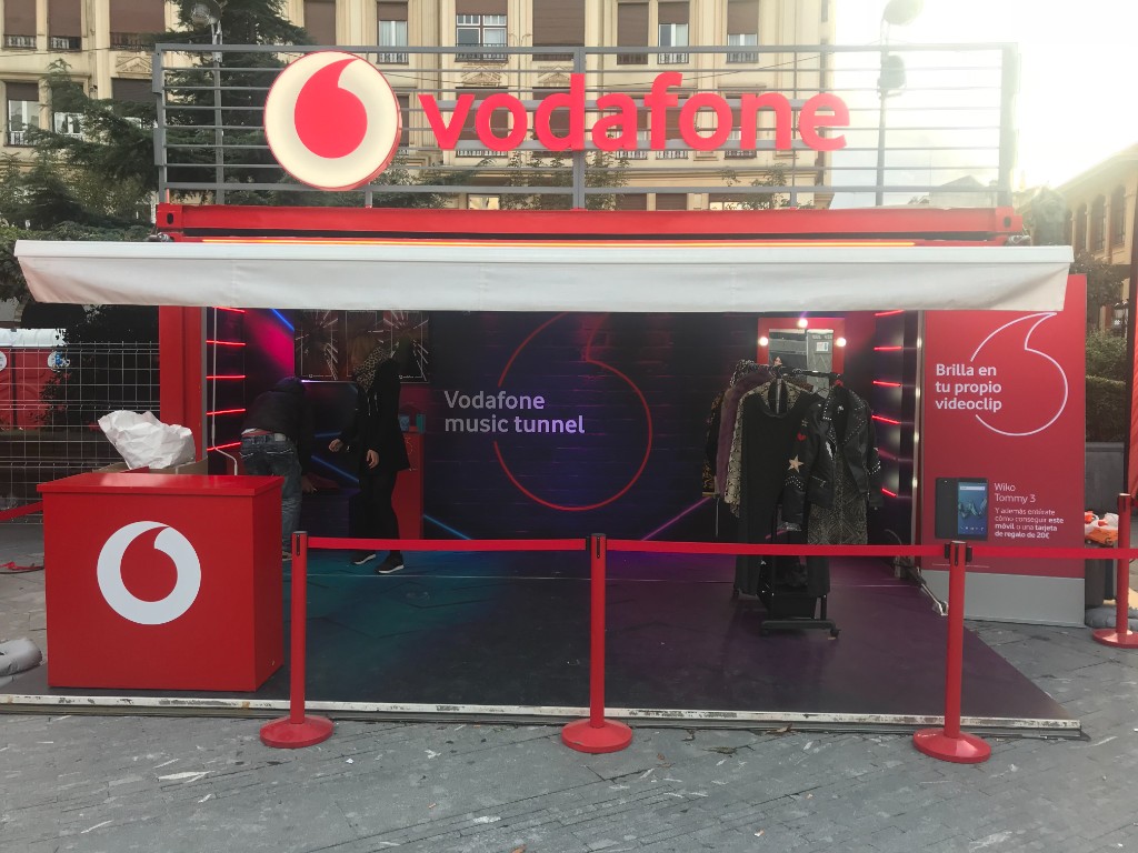 Zona interior del Vodafone Music Tunnel con espejo y visuales de marca