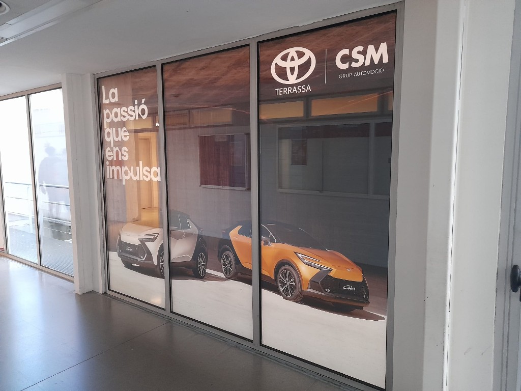 Vinil de gran format en vidre amb campanya Toyota C-HR, CSM Grup Automoció Terrassa
