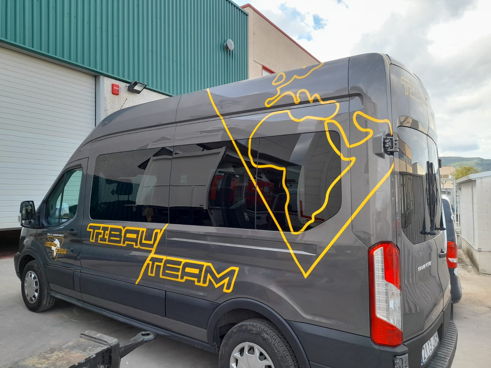 Detalle rotulación vehículo Ford