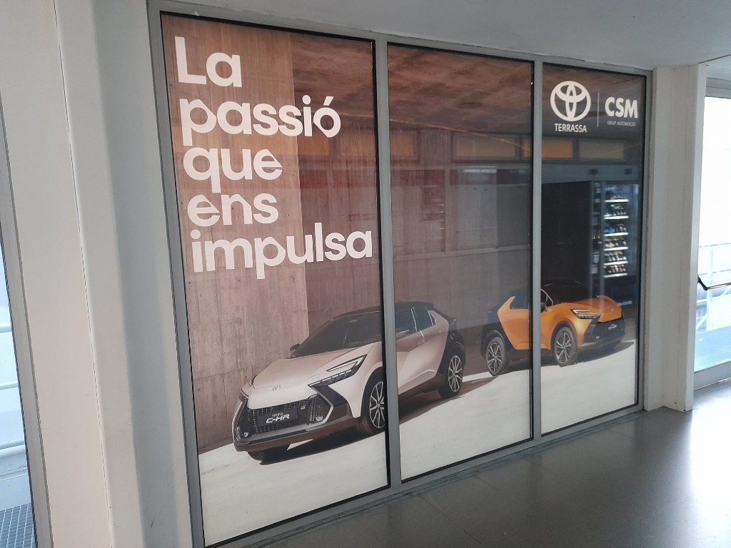 Publicidad exterior y señalética de concesionario Toyota por Unical Graphic